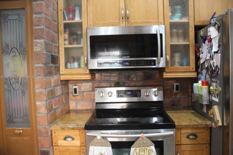 Купить виллу или дом в Пемброк-Пайнс, Флорида 3 спальни, 165.55м2, № 1984613 - фото 9