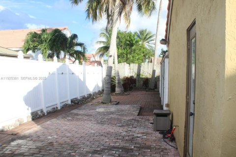 Купить виллу или дом в Пемброк-Пайнс, Флорида 3 спальни, 165.55м2, № 1984613 - фото 18