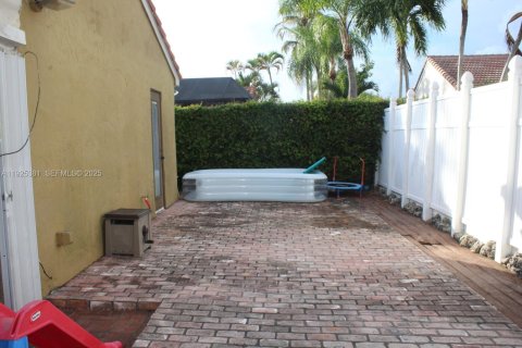 Купить виллу или дом в Пемброк-Пайнс, Флорида 3 спальни, 165.55м2, № 1984613 - фото 16