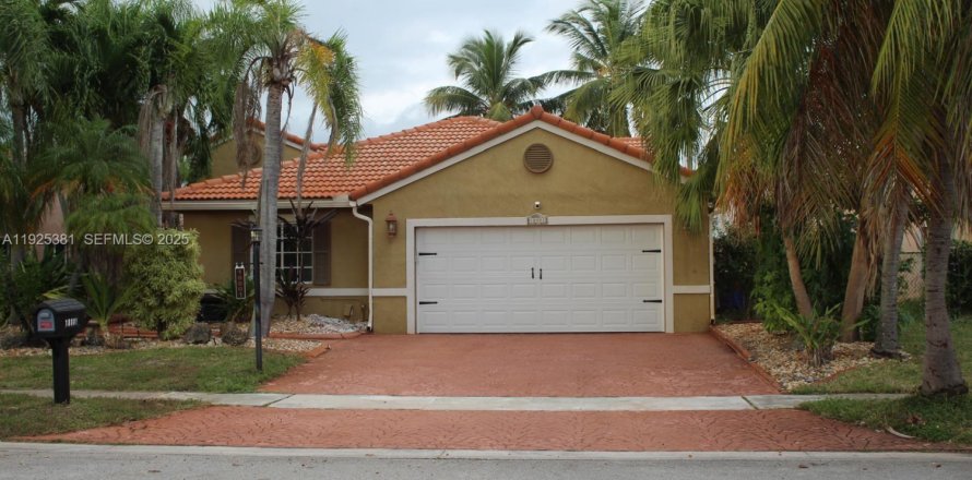 Дом в Пемброк-Пайнс, Флорида 3 спальни, 165.55м2 № 1984613