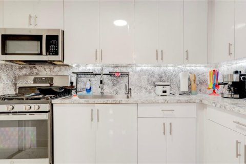 Купить виллу или дом в Майами, Флорида 4 спальни, 179.49м2, № 2048739 - фото 23