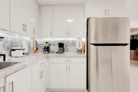 Купить виллу или дом в Майами, Флорида 4 спальни, 179.49м2, № 2048739 - фото 24