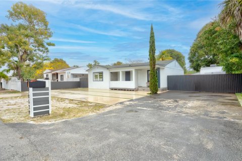 Дом в Майами, Флорида 4 спальни, 179.49м2 № 2048739