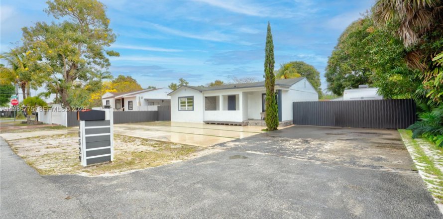 Дом в Майами, Флорида 4 спальни, 179.49м2 № 2048739