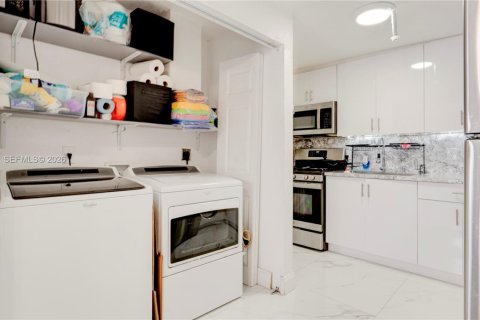 Купить виллу или дом в Майами, Флорида 4 спальни, 179.49м2, № 2048739 - фото 22