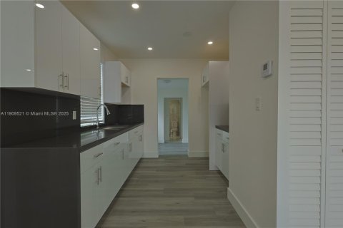 Купить виллу или дом в Майами, Флорида 3 спальни, № 1965189 - фото 6