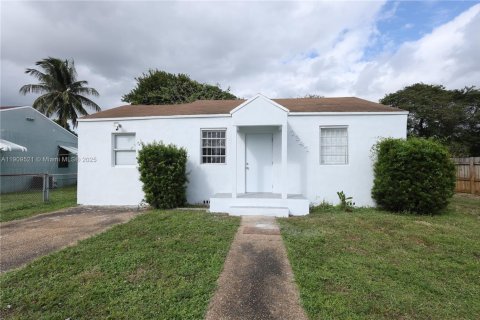 Купить виллу или дом в Майами, Флорида 3 спальни, № 1965189 - фото 1