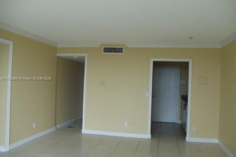 Condo in North Miami, Florida, 2 bedrooms  № 1960875 - photo 7
