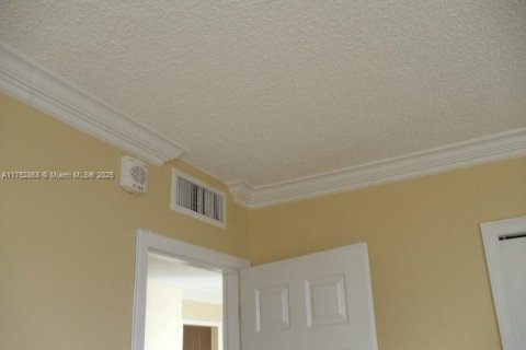 Condo in North Miami, Florida, 2 bedrooms  № 1960875 - photo 8