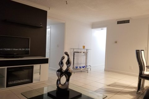 Condo in North Miami, Florida, 2 bedrooms  № 1960875 - photo 4