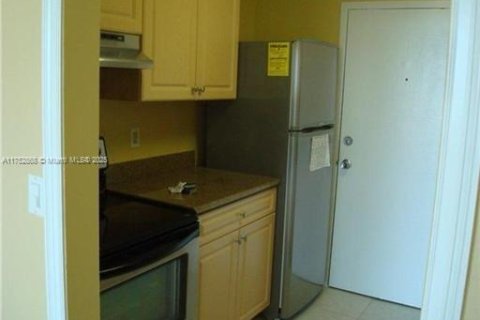 Condo in North Miami, Florida, 2 bedrooms  № 1960875 - photo 6