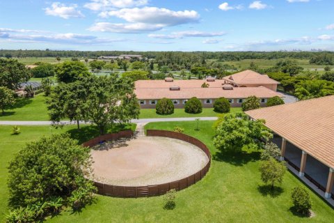 Commercial property in Loxahatchee Groves, Florida 4 bedrooms, 616.69 sq.m. № 1102173 - photo 1