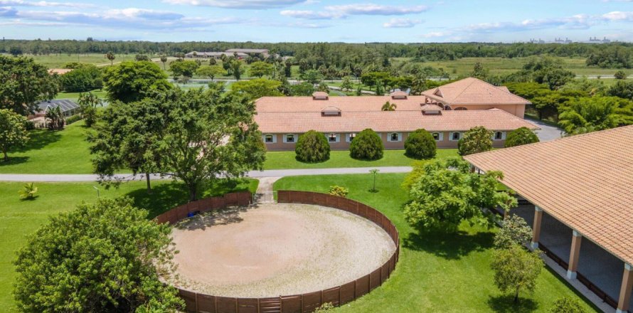 Commercial property in Loxahatchee Groves, Florida 4 bedrooms, 616.69 sq.m. № 1102173