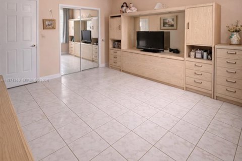 Купить кондоминиум в Хайалиа, Флорида 2 спальни, 112.23м2, № 2038248 - фото 16