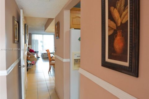 Купить кондоминиум в Хайалиа, Флорида 2 спальни, 112.23м2, № 2038248 - фото 8