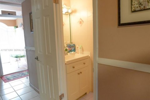 Купить кондоминиум в Хайалиа, Флорида 2 спальни, 112.23м2, № 2038248 - фото 15