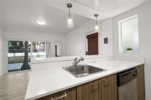 Condo in Miami Beach, Florida, 2 bedrooms  № 1585280 - photo 7