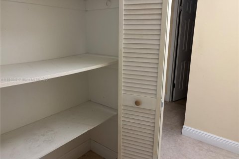 Condo in Hialeah, Florida, 2 bedrooms  № 1794208 - photo 22