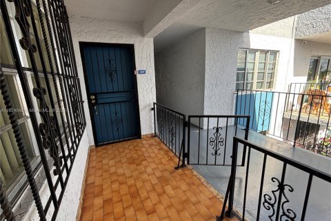 Condo in Hialeah, Florida, 2 bedrooms  № 1794208 - photo 10
