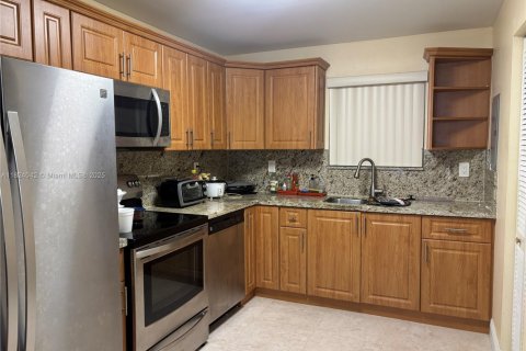 Condo in Hialeah, Florida, 2 bedrooms  № 1794208 - photo 14