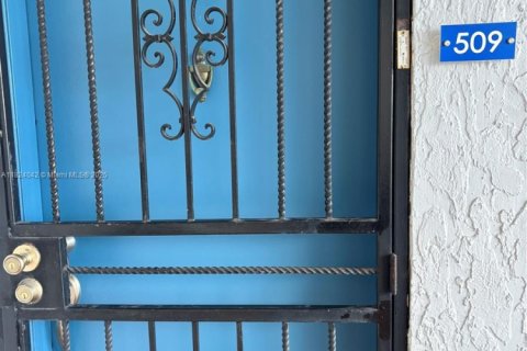Condo in Hialeah, Florida, 2 bedrooms  № 1794208 - photo 12