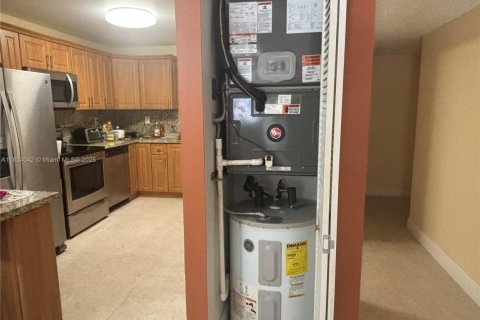 Condo in Hialeah, Florida, 2 bedrooms  № 1794208 - photo 24