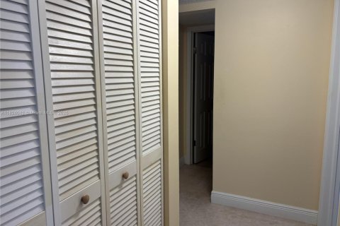 Condo in Hialeah, Florida, 2 bedrooms  № 1794208 - photo 23