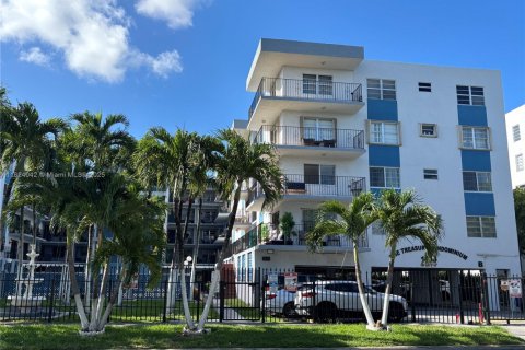 Condo in Hialeah, Florida, 2 bedrooms  № 1794208 - photo 1