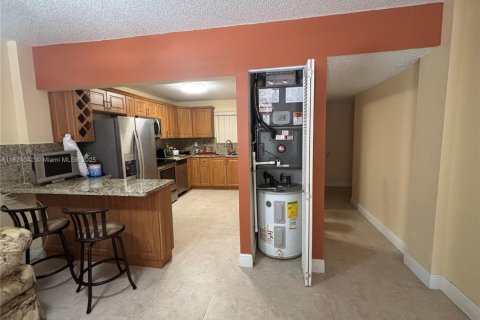 Condo in Hialeah, Florida, 2 bedrooms  № 1794208 - photo 15
