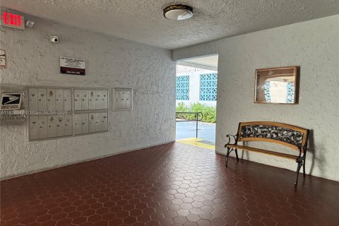 Condo in Hialeah, Florida, 2 bedrooms  № 1794208 - photo 8