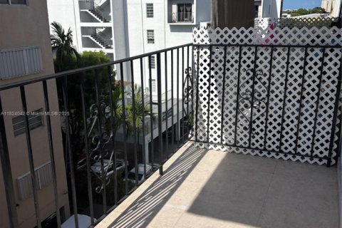 Condo in Hialeah, Florida, 2 bedrooms  № 1794208 - photo 17
