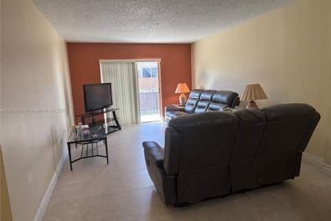 Condo in Hialeah, Florida, 2 bedrooms  № 1794208 - photo 18