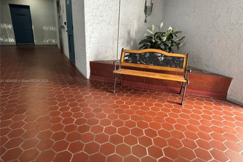 Condo in Hialeah, Florida, 2 bedrooms  № 1794208 - photo 9