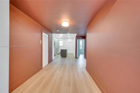 Propiedad comercial en venta en Miami, Florida, 614.46 m2 № 1965648 - foto 14