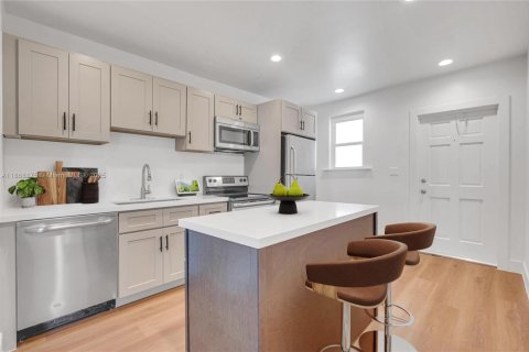 Propiedad comercial en venta en Miami, Florida, 614.46 m2 № 1965648 - foto 4