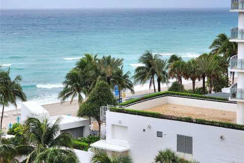 Снять в аренду кондоминиум в Холливуд, Флорида 1 спальня, 69.68м2, № 1874573 - фото 1