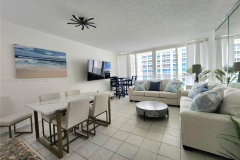 Снять в аренду кондоминиум в Холливуд, Флорида 1 спальня, 69.68м2, № 1874573 - фото 4