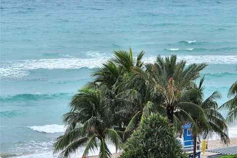 Снять в аренду кондоминиум в Холливуд, Флорида 1 спальня, 69.68м2, № 1874573 - фото 2