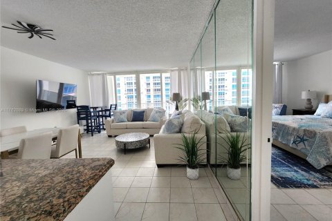 Снять в аренду кондоминиум в Холливуд, Флорида 1 спальня, 69.68м2, № 1874573 - фото 8