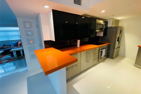Condo in Miami Beach, Florida, 2 bedrooms  № 1956906 - photo 5