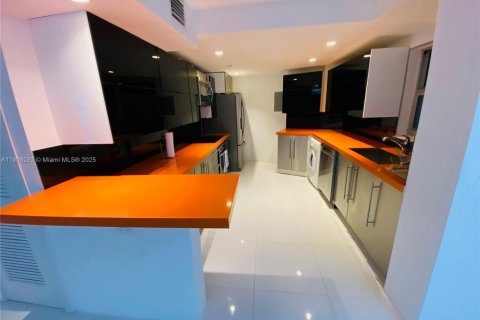 Condo in Miami Beach, Florida, 2 bedrooms  № 1956906 - photo 4