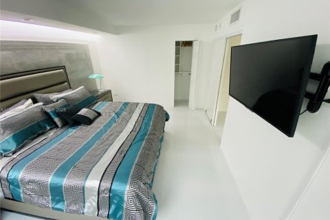 Condo in Miami Beach, Florida, 2 bedrooms  № 1956906 - photo 14