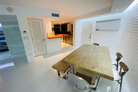 Condo in Miami Beach, Florida, 2 bedrooms  № 1956906 - photo 10