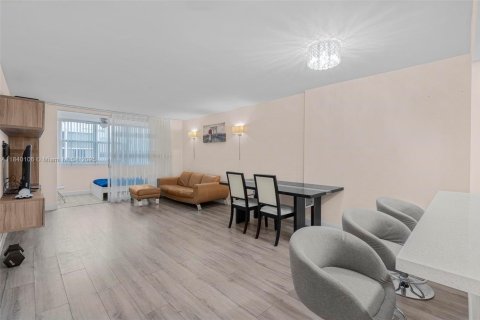 Condominio en venta en Hallandale Beach, Florida, 1 dormitorio, 78.69 m2 № 1828825 - foto 11