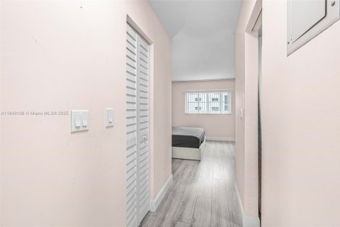 Condominio en venta en Hallandale Beach, Florida, 1 dormitorio, 78.69 m2 № 1828825 - foto 18