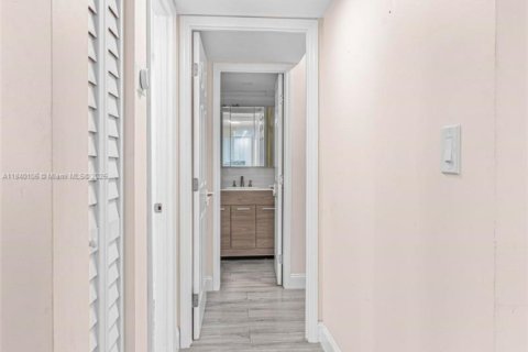 Condominio en venta en Hallandale Beach, Florida, 1 dormitorio, 78.69 m2 № 1828825 - foto 16