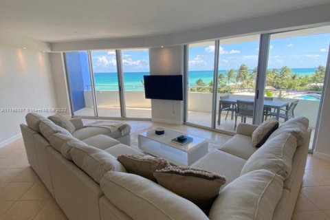 Condo in Miami Beach, Florida, 2 bedrooms  № 1811125 - photo 4