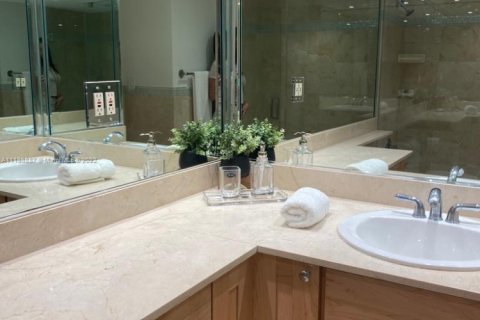 Condo in Miami Beach, Florida, 2 bedrooms  № 1811125 - photo 21