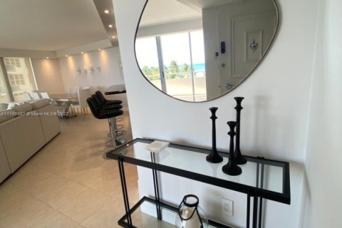 Condo in Miami Beach, Florida, 2 bedrooms  № 1811125 - photo 5