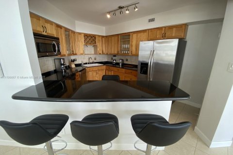 Condo in Miami Beach, Florida, 2 bedrooms  № 1811125 - photo 9